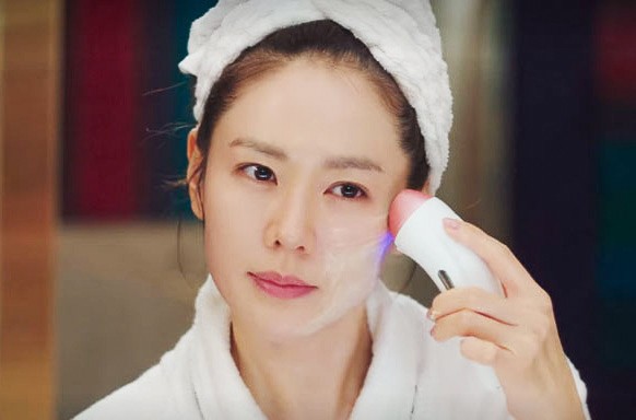 Son Ye Jin using Vanav massage machine in Crash Landing on You